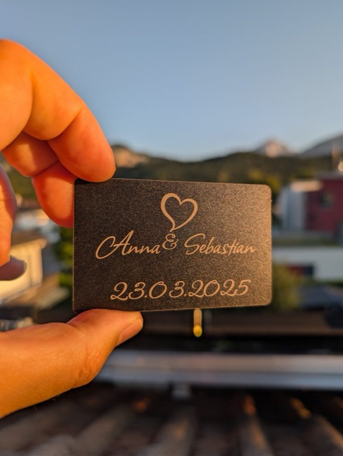 Gravierte Metallkarte mit Namen, Herz und Datum