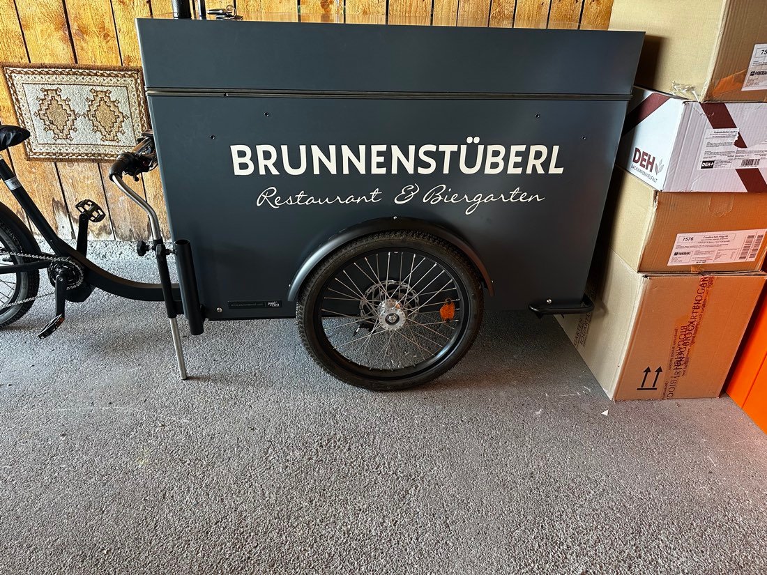 Event-Anhänger fürs Brunnenstüberl Schwangau, beschriftet von BBL Atelier